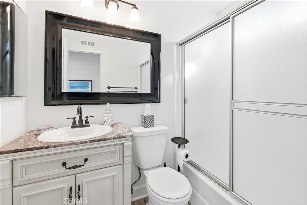 The primary bathroom with a shower over the tub. - 602 602.5 Marguerite 2, Corona Del Mar CA 92625 - photo 16