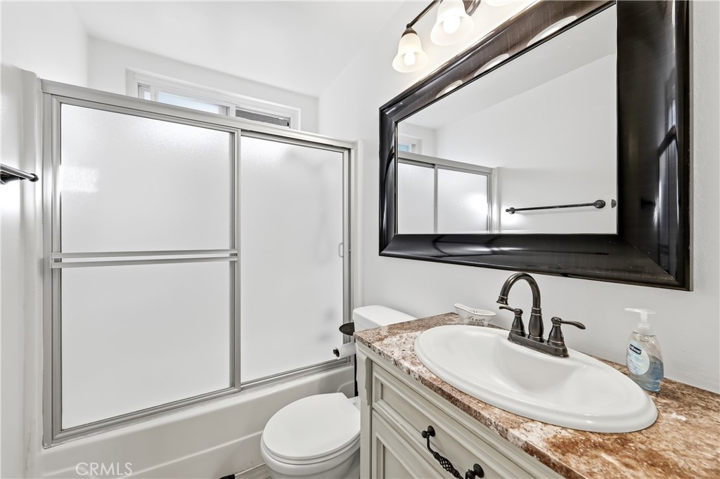 The secondary bathroom with a shower over the tub and real granite countertop. - 602 602.5 Marguerite 2, Corona Del Mar CA 92625 - photo 18