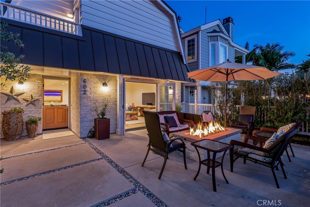 As the sun goes down the lighting on the home and in the landscaping really highlights the features of the property. - 602 602.5 Marguerite 2, Corona Del Mar CA 92625 - photo 23