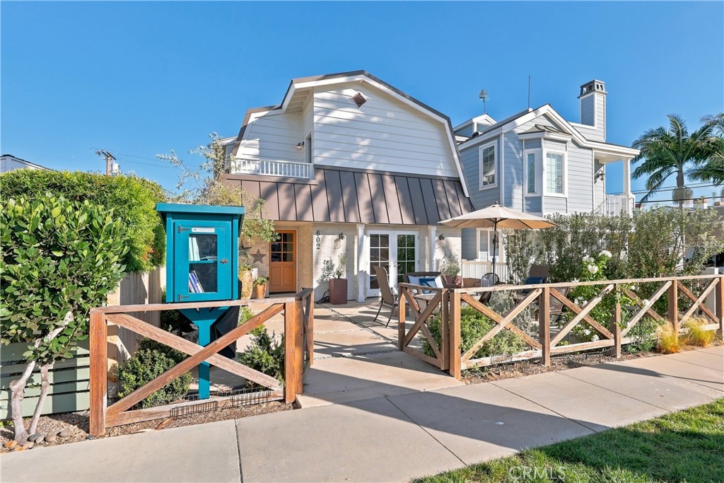 Welcome to 602/602.5 Marguerite Ave. in Corona Del Mar. this is a 2 unit property, w/each home having 3 bedrooms & 2.5 b - 602 602.5 Marguerite 2, Corona Del Mar CA 92625 - photo 2