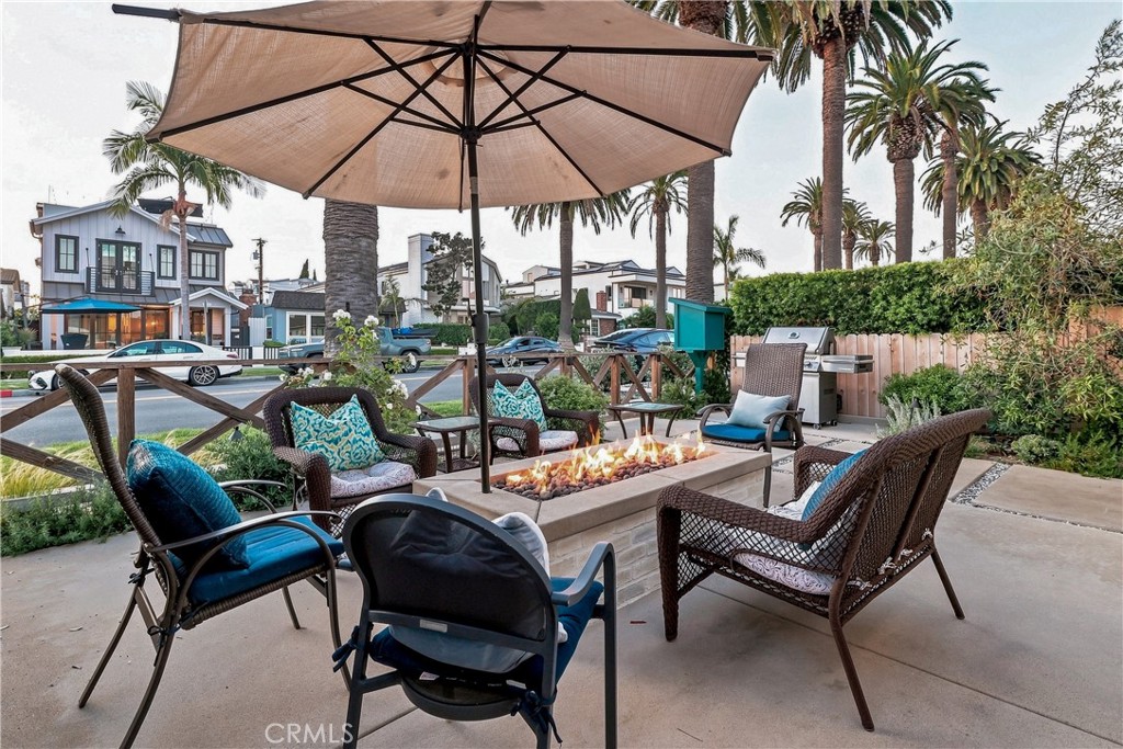 Front patio with a great fire pit, a beautiful BBQ and newer landscaping. - 602 602.5 Marguerite 2, Corona Del Mar CA 92625 - photo 3