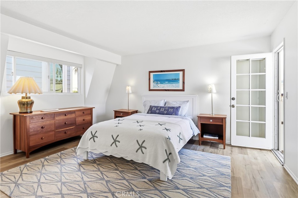 The primary suite is light & bright, with direct access to a small patio just out the glass paneled door. All furniture - 602 602.5 Marguerite 2, Corona Del Mar CA 92625 - photo 12