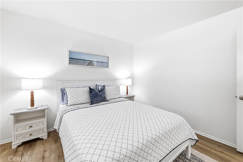The secondary bedroom comes with a queen size bed, two end tables, lamps, rug and bedding. - 602 602.5 Marguerite 2, Corona Del Mar CA 92625 - photo 17