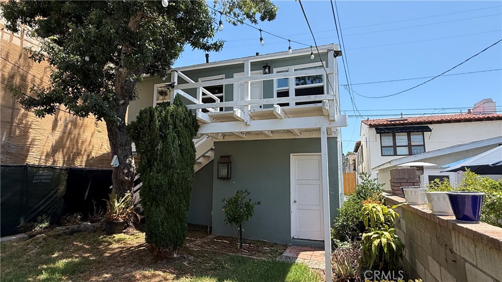 rear unit over garage with deck and grass area. - 612.5 Narcissus Avenue, Corona Del Mar CA 92625 - photo 1