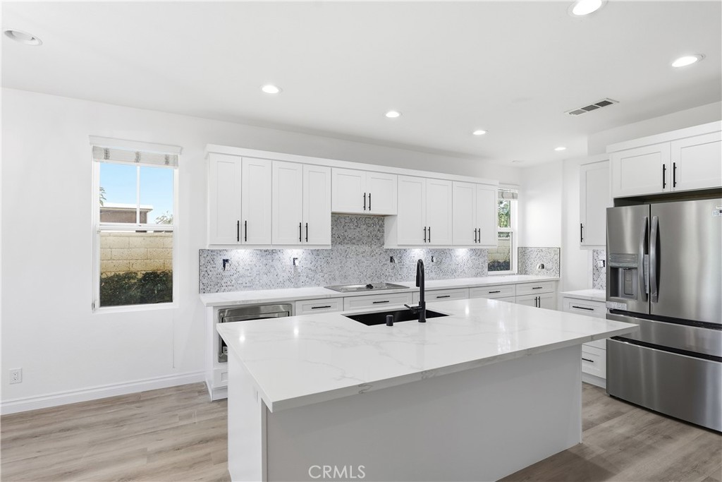 Large quartz island and breakfast bar - 1044 Palmetto, Costa Mesa CA 92626 - photo 6