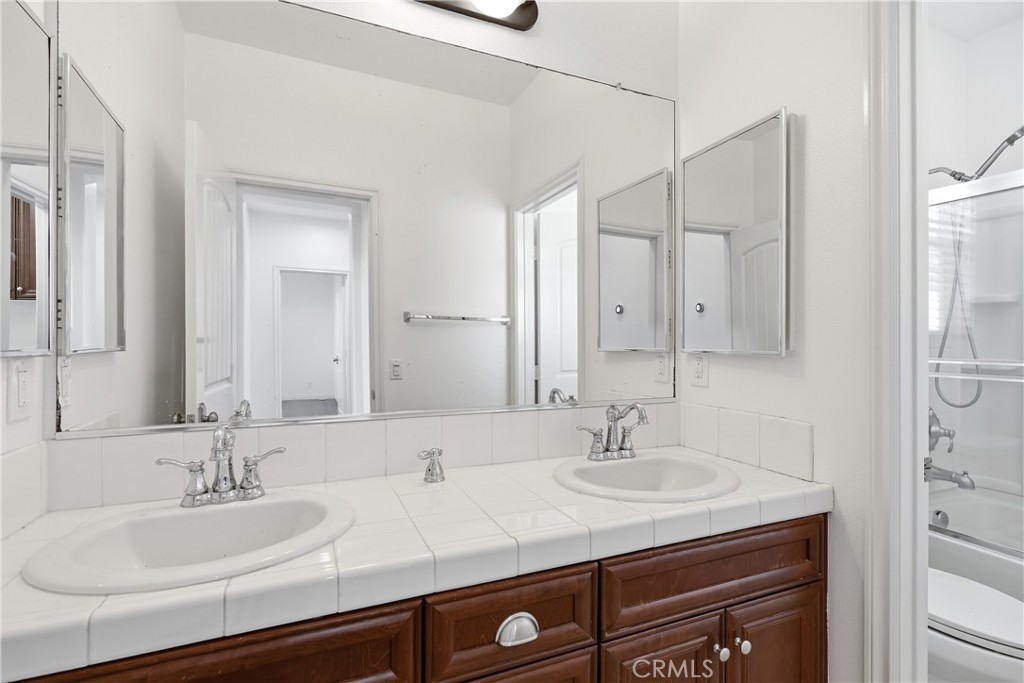 Guest bath - 1044 Palmetto, Costa Mesa CA 92626 - photo 28