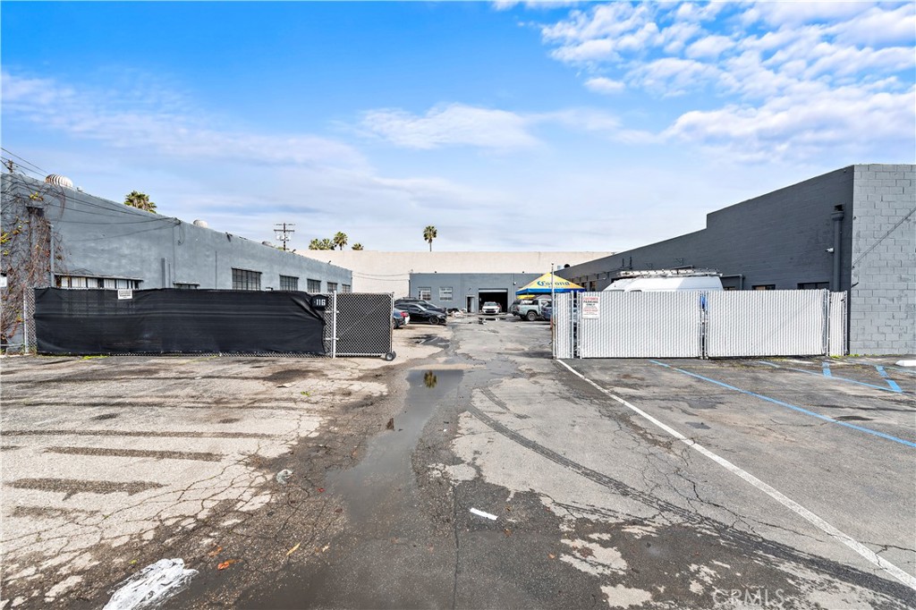 gated yard - 116 E 16th Street, Costa Mesa CA 92627 - photo 4
