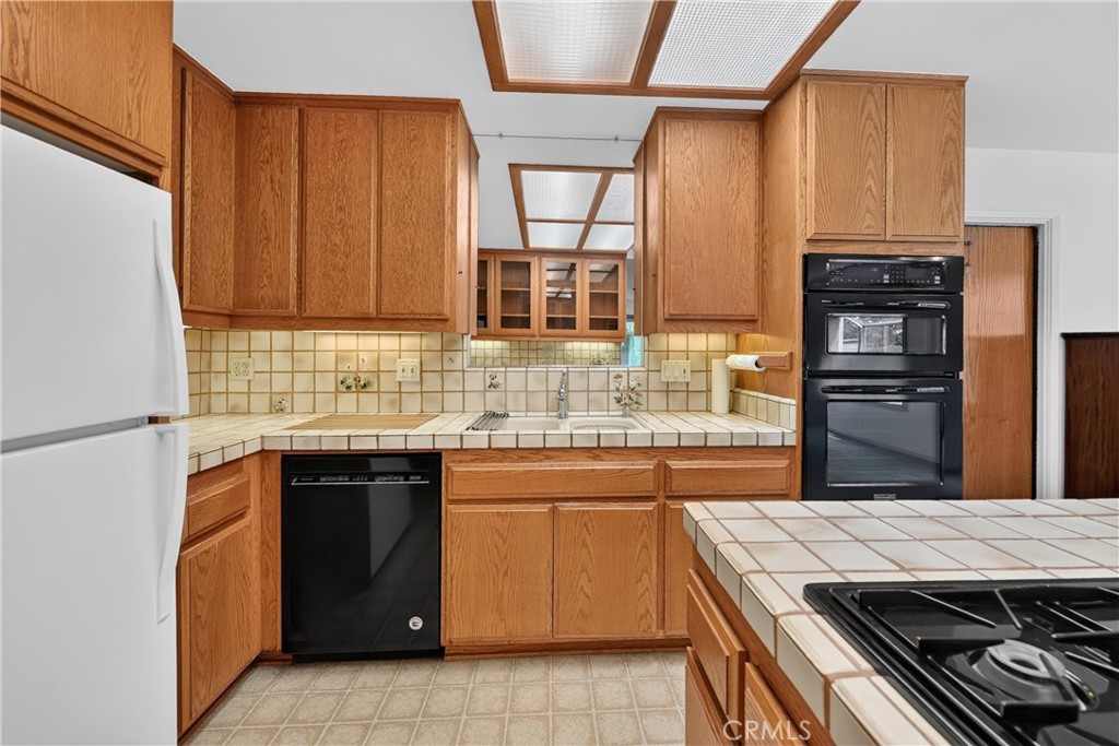 1288 Londonderry Street, Costa Mesa CA 92626 - photo 23