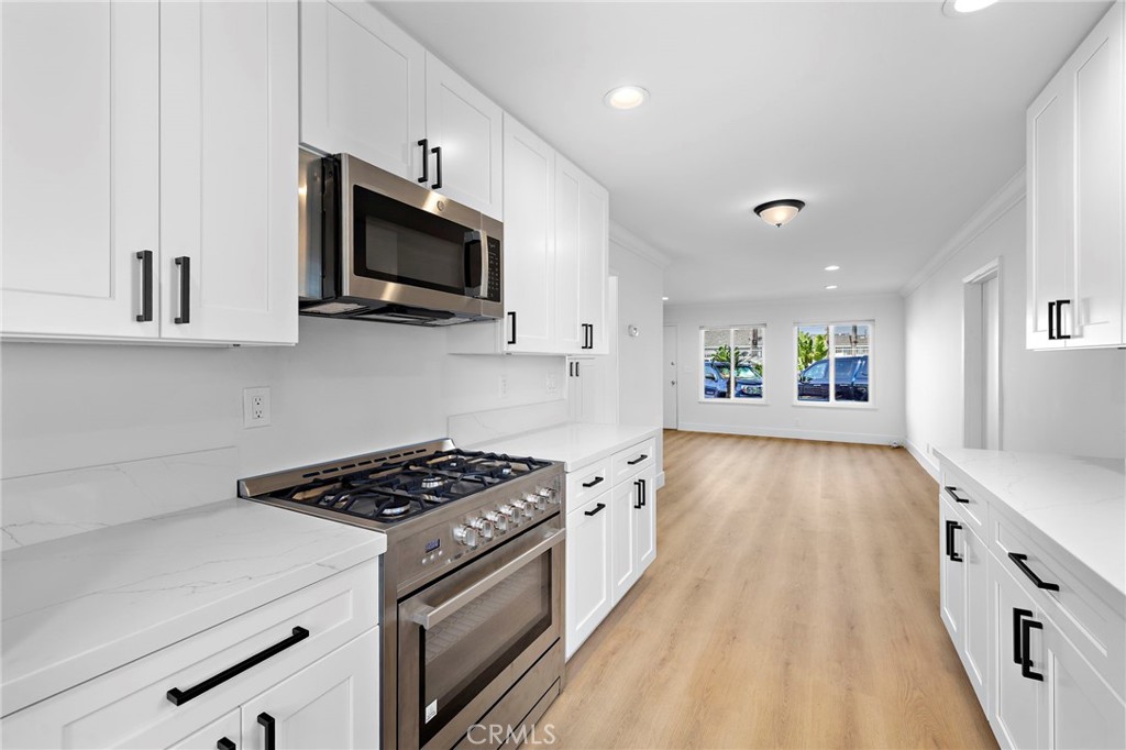 130 Lexington, Costa Mesa CA 92626 - photo 2