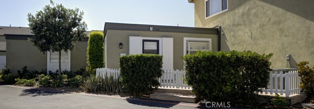 Front enclosed yard - 140 Yorktown, Costa Mesa CA 92626 - photo 1
