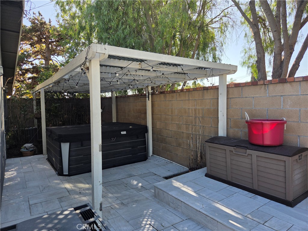 Private Jacuzzi. - 1628 White Oak, Costa Mesa CA 92626 - photo 10