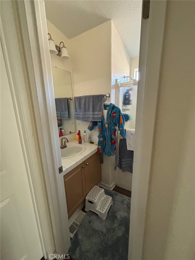 Bathroom 1 - 1684 Whittier Avenue 20, Costa Mesa CA 92627 - photo 7