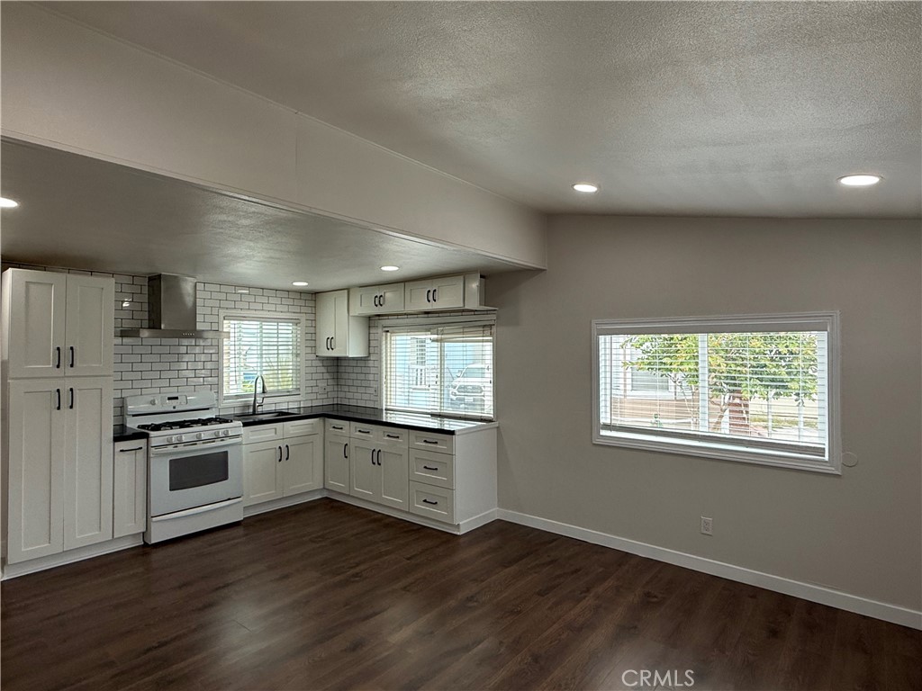 1741 Pomona Avenue 21, Costa Mesa CA 92627 - photo 2
