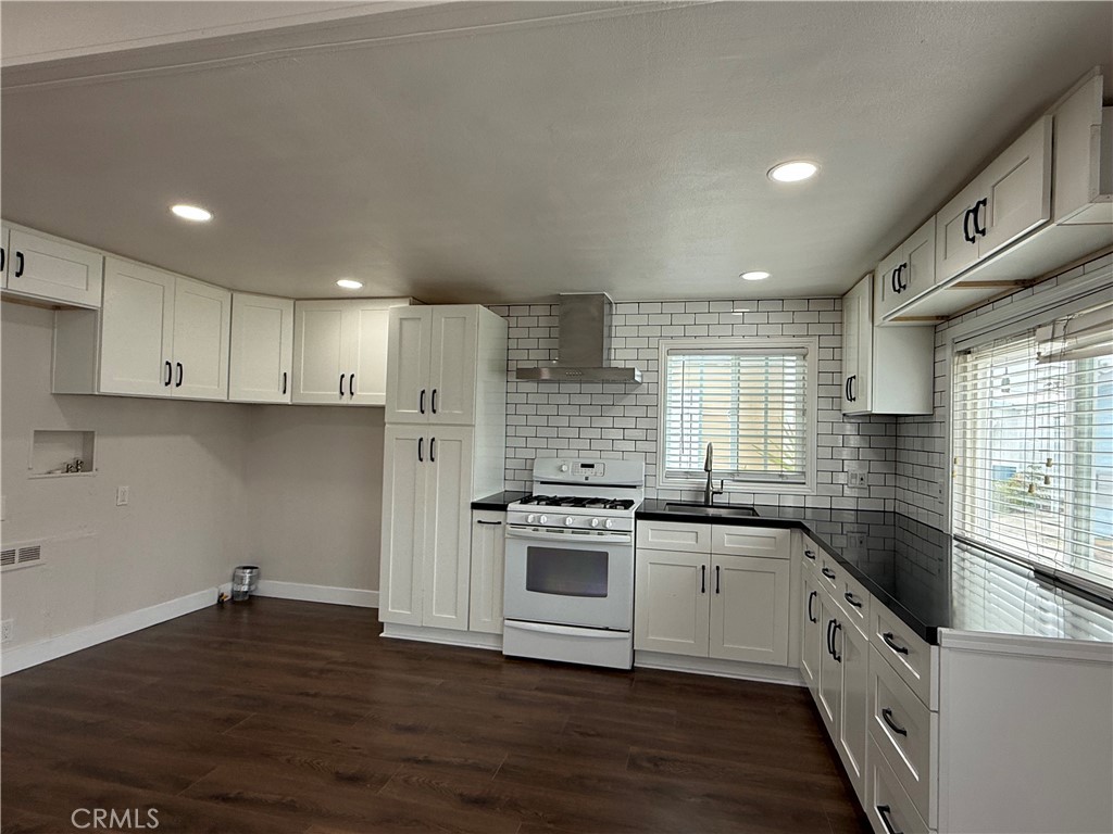 1741 Pomona Avenue 21, Costa Mesa CA 92627 - photo 3