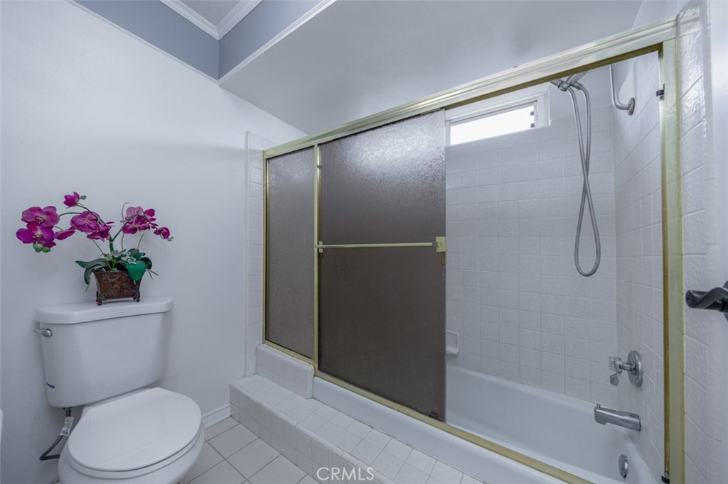 full bath 1st primary tub/shower - 1828 Kinglet Court, Costa Mesa CA 92626 - photo 26