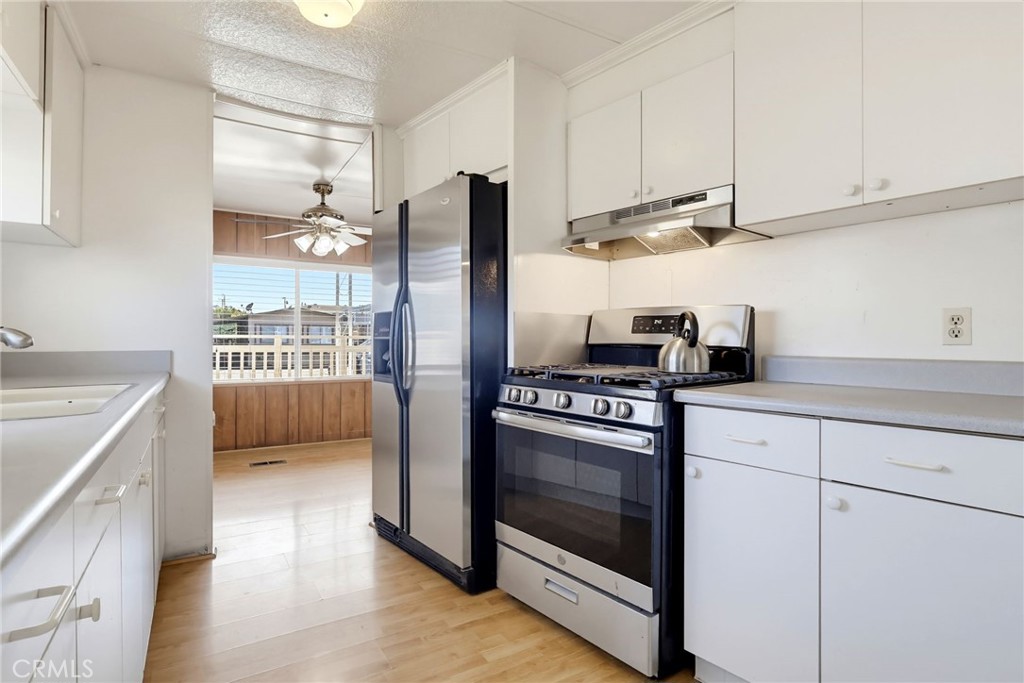 2060 Newport Boulevard 21, Costa Mesa CA 92627 - photo 15