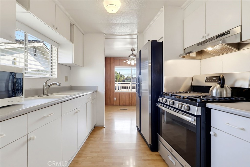 2060 Newport Boulevard 21, Costa Mesa CA 92627 - photo 16