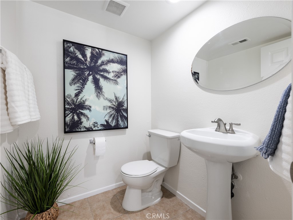 Main Floor Guest Bath - 212 Mayfair, Costa Mesa CA 92627 - photo 12