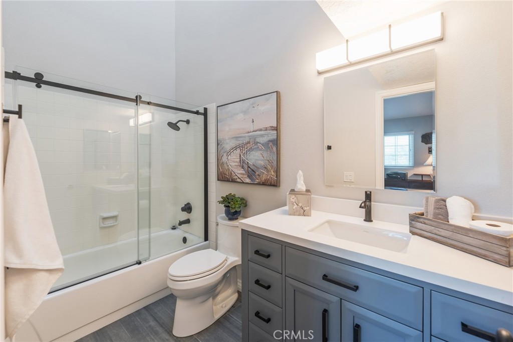 Bathroom attached to the 2nd bedroom with full tub and shower - 2168 San Michel E B, Costa Mesa CA 92627 - photo 29