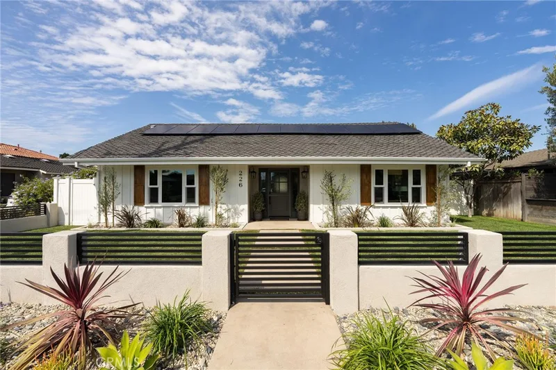 226 Santa Isabel Ave, Costa Mesa