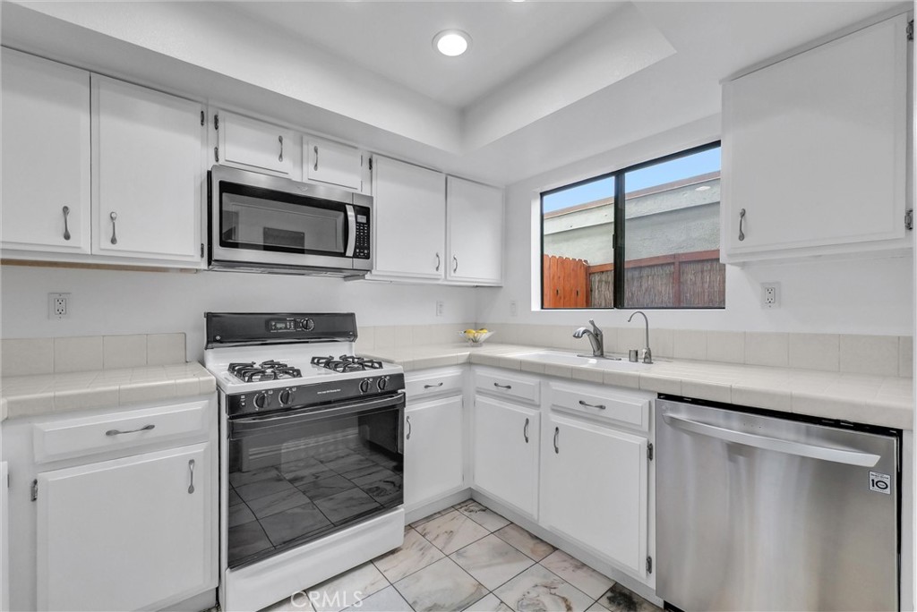Kitchen - 229 W Wilson Street 10, Costa Mesa CA 92627 - photo 14