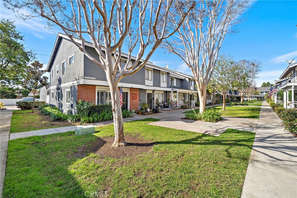 Lovely courtyard setting - home is 3rd one in. - 2404 Niagara, Costa Mesa CA 92626 - photo 1