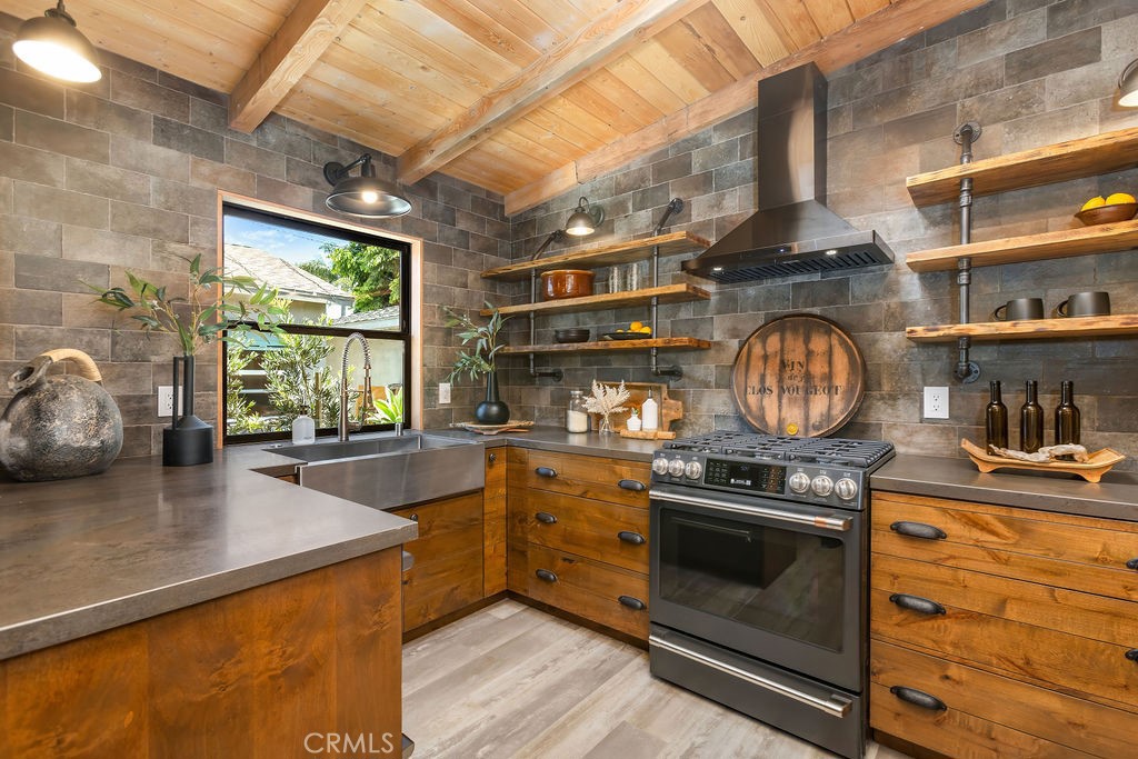 Rustic farmhouse kitchen - 252 Walnut, Costa Mesa CA 92627 - photo 1