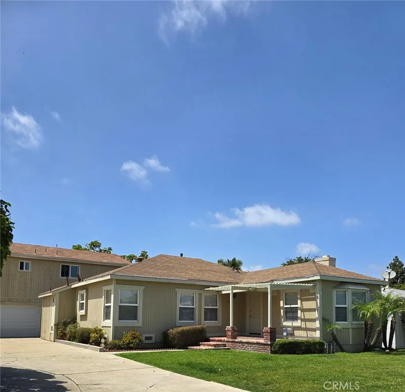 2571 Orange, Costa Mesa, CA 92627