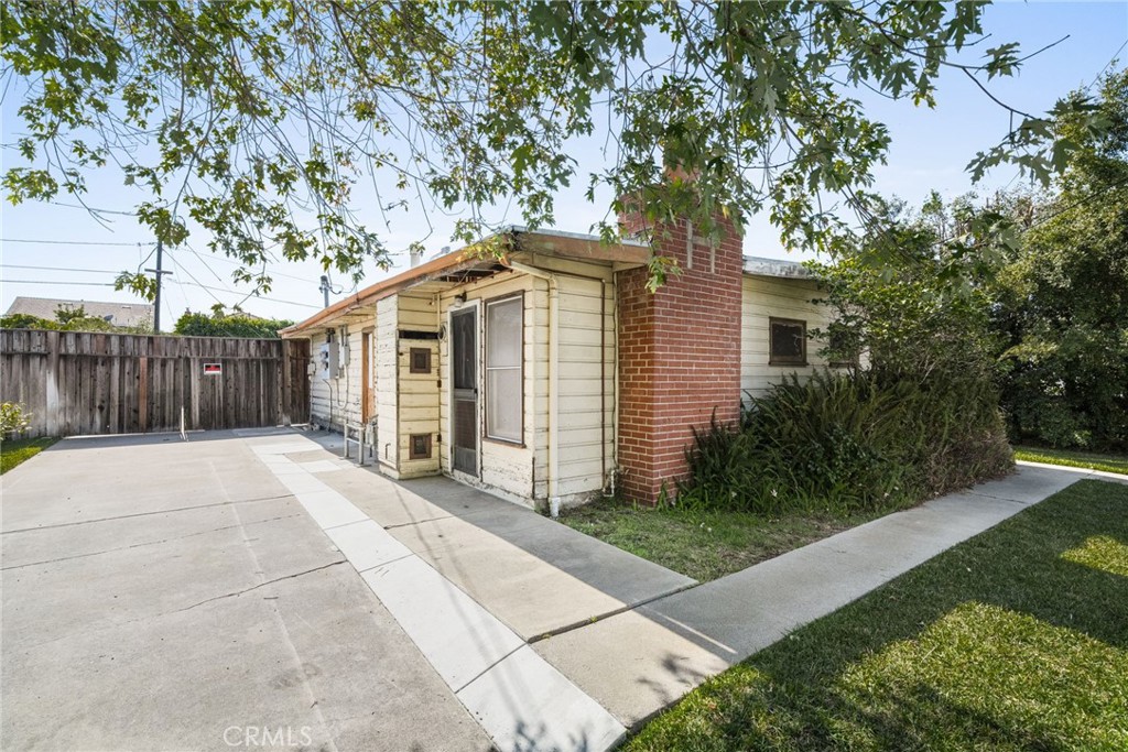 View of the front unit. - 263 E 21st, Costa Mesa CA 92627 - photo 1