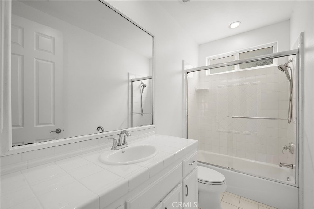 Upper Full Bath - 265 Mesa Drive B, Costa Mesa CA 92627 - photo 17