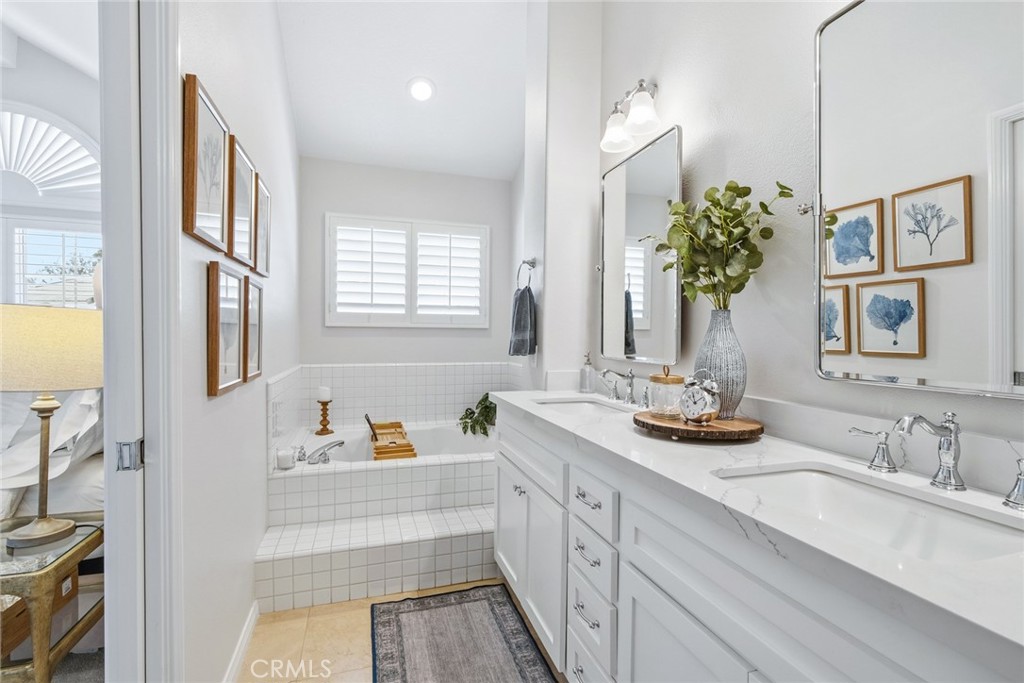 primary bath with soaking tub - 2680 Orange, Costa Mesa CA 92627 - photo 29