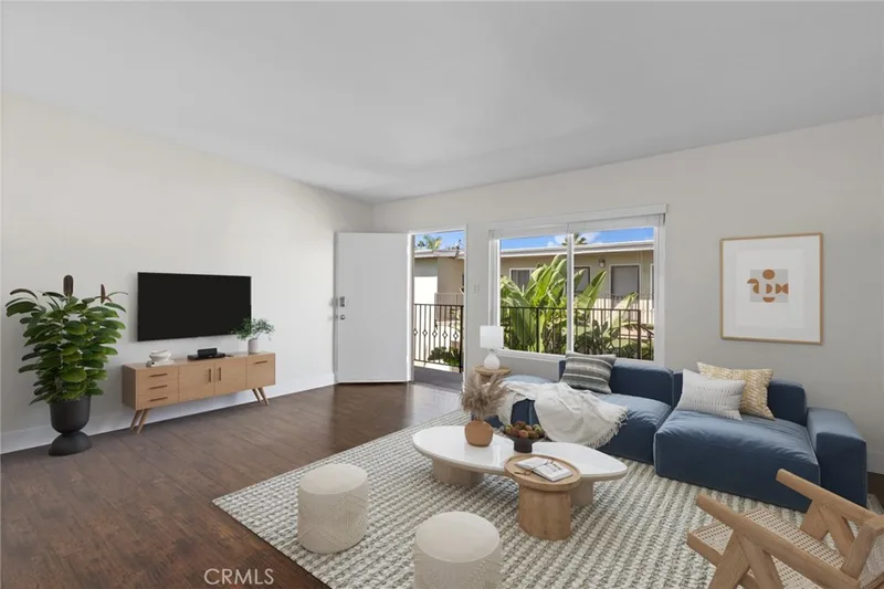 271 16th Pl D, Costa Mesa, CA 92627
