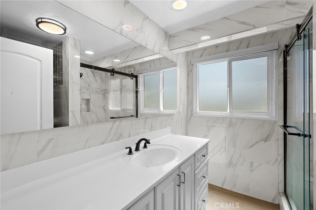 This is the full bathroom in the downstairs primary - 2750 San Carlos, Costa Mesa CA 92626 - photo 19