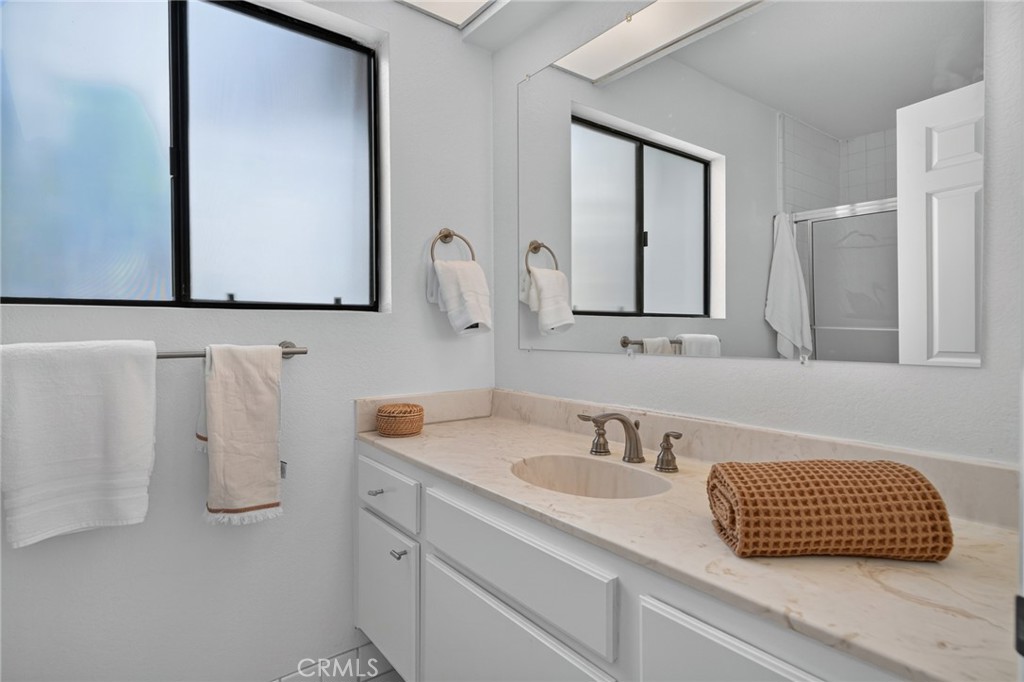 Upstairs Shared Bath - 292 Palmer Street A1, Costa Mesa CA 92627 - photo 34