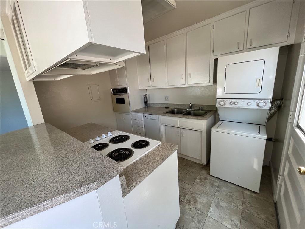 Kitchen with washer and dryer hook ups available - 2956 Peppertree, Costa Mesa CA 92626 - photo 5