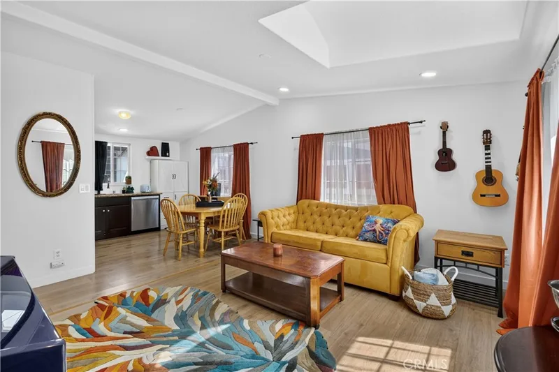 327 W Wilson 74, Costa Mesa