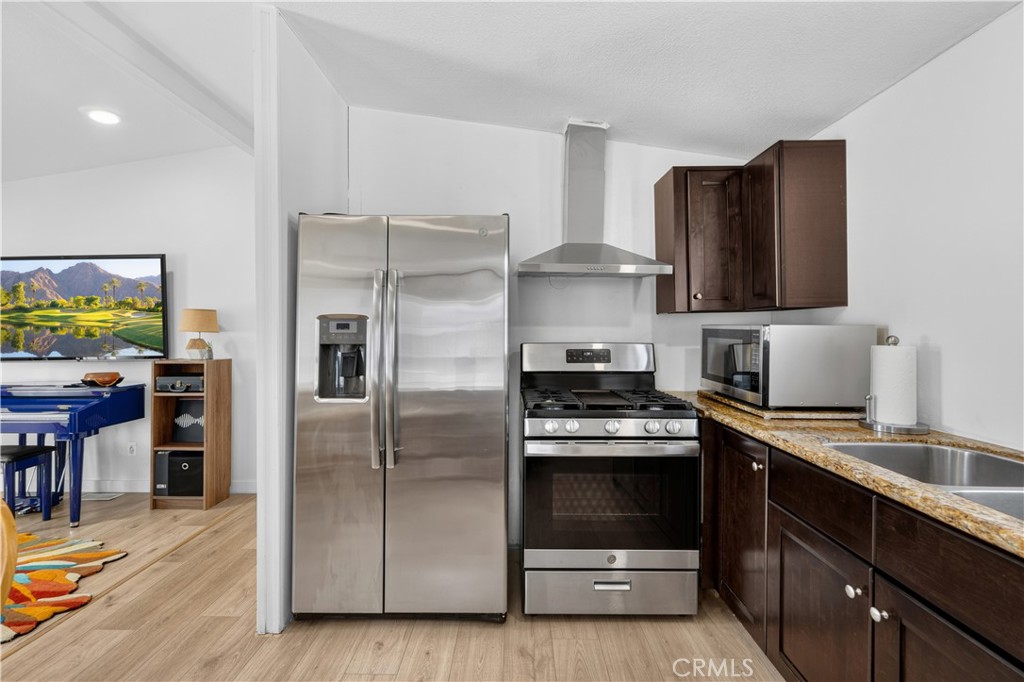327 W Wilson 74, Costa Mesa CA 92627 - photo 8