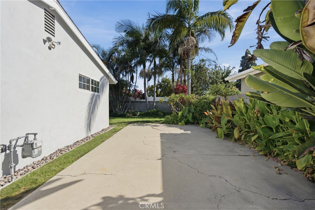3281 Michigan Avenue, Costa Mesa CA 92626 - photo 32