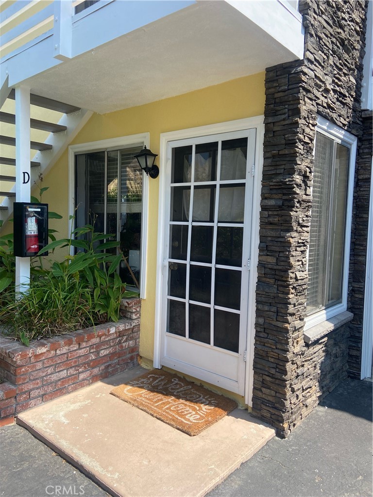 356 E 20TH Street D, Costa Mesa CA 92627 - photo 1