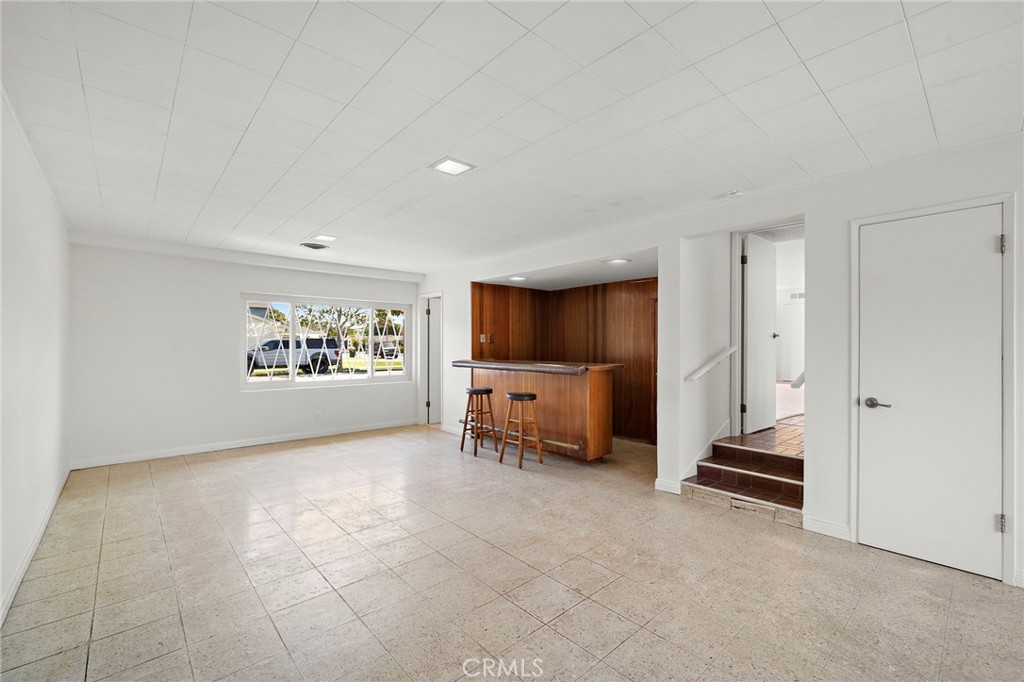 Vintage Bar for entertaining - 360 Bucknell Road, Costa Mesa CA 92626 - photo 34