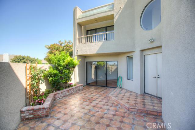 Front door is at the rear patio - has lockbox - 361 Bay View, Costa Mesa CA 92627 - photo 1