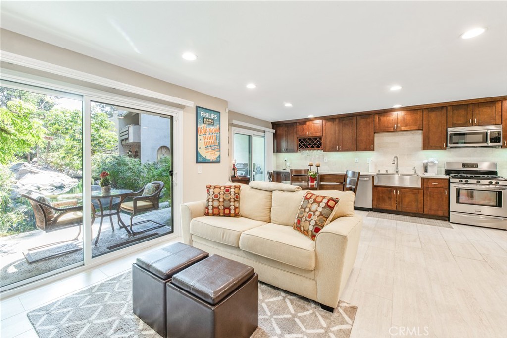 Welcome Home! - 401 Brighton Springs 13, Costa Mesa CA 92627 - photo 1