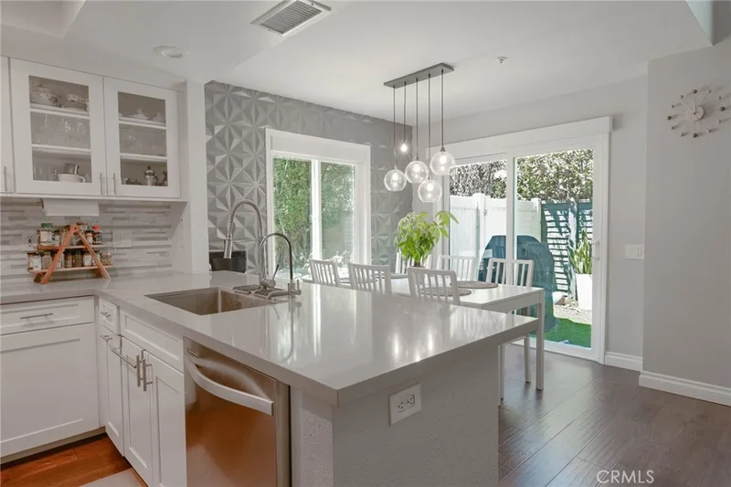 543 Victoria M, Costa Mesa