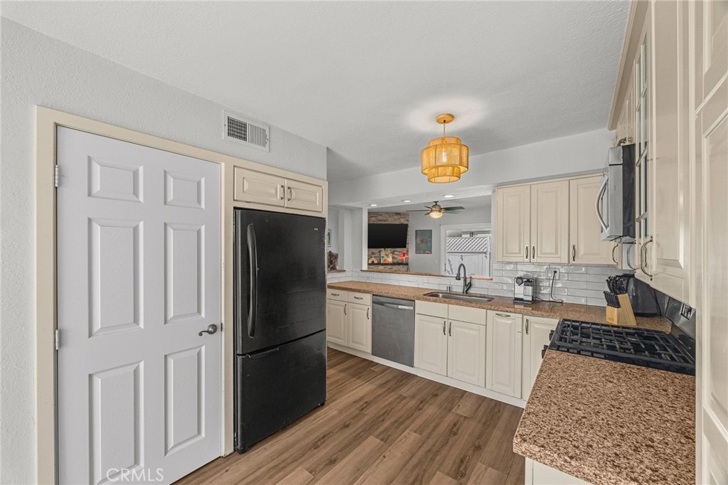 Kitchen - 594 Hamilton St 5, Costa Mesa CA 92627 - photo 15