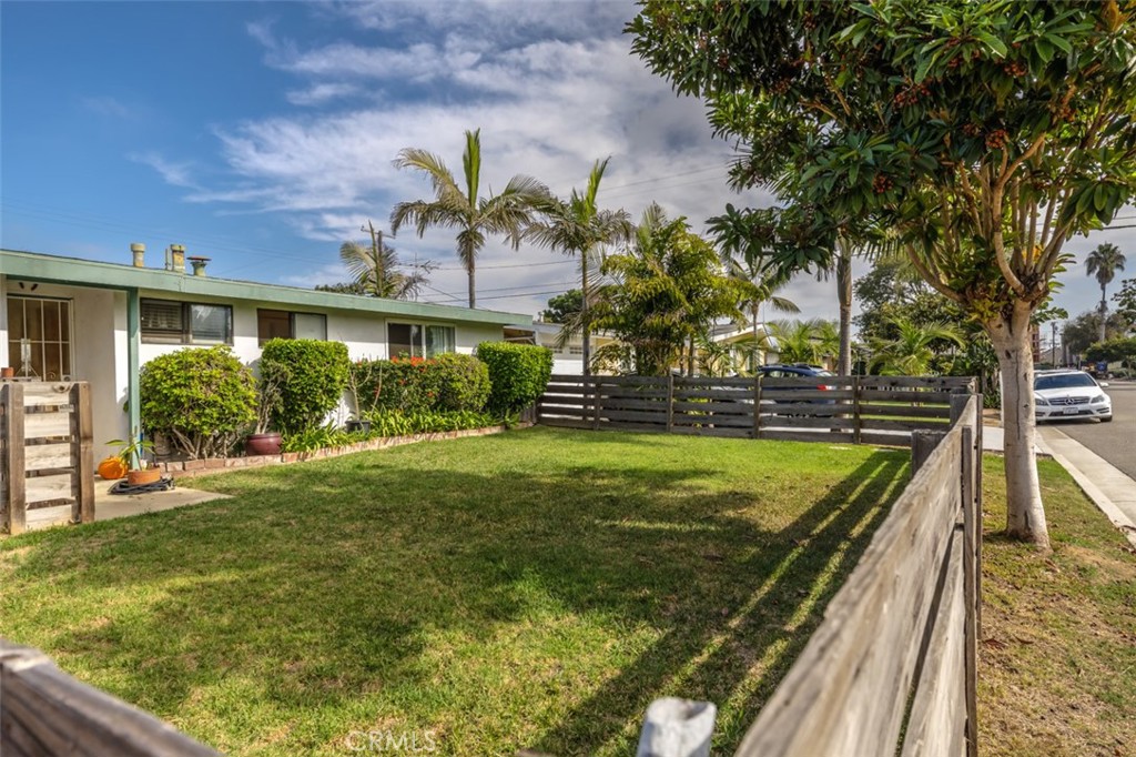 large Front yard - 664 Ross Street, Costa Mesa CA 92627 - photo 1