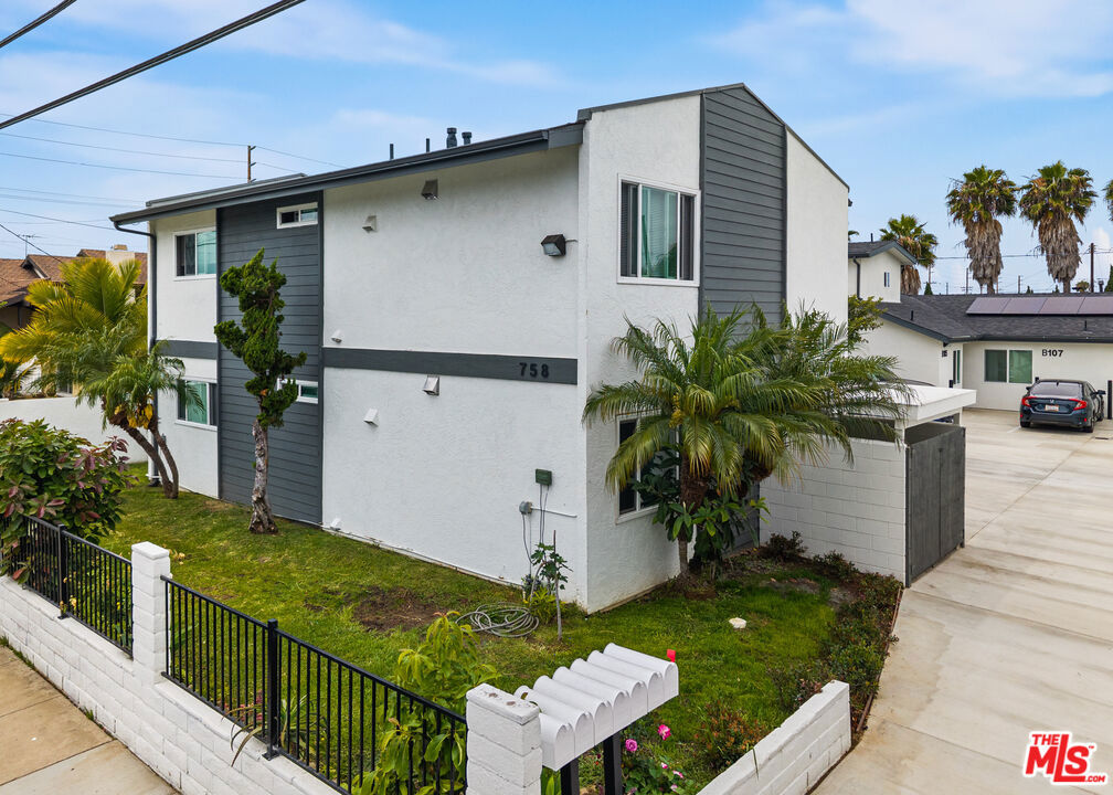 758 W 20th Street, Costa Mesa CA 92627 - photo 1