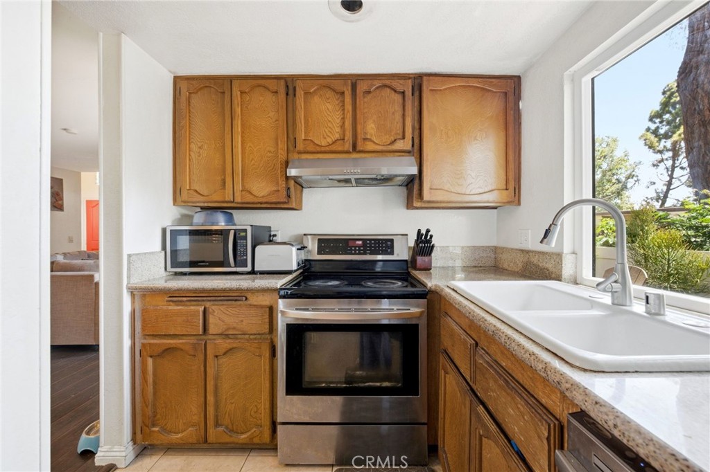 905 Hyde Court, Costa Mesa CA 92626 - photo 16