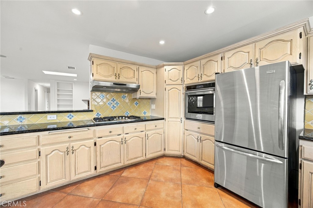 Kitchen - 986 Post, Costa Mesa CA 92626 - photo 8