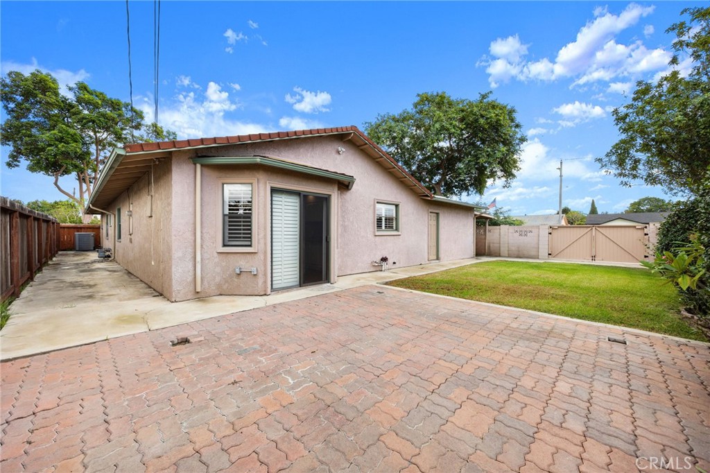 Backyard and sideyard - 986 Post, Costa Mesa CA 92626 - photo 20