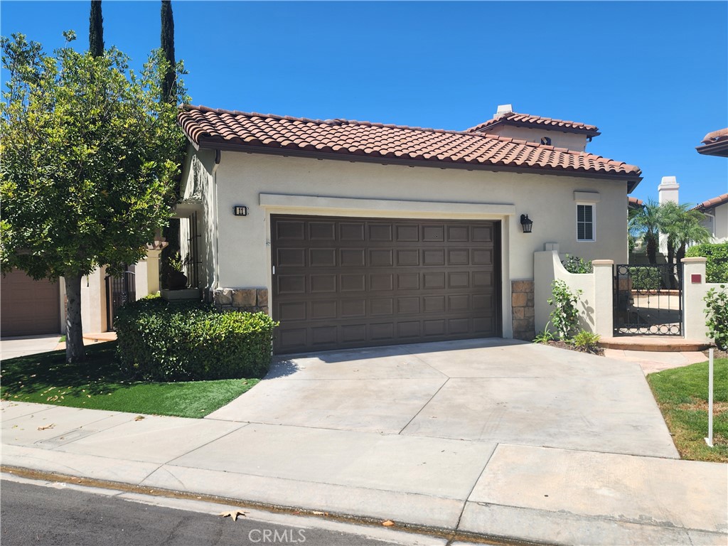 Front yard with gated court yard. - 11 Harvard Court, Coto de Caza CA 92679 - photo 1